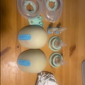 Willow hands free wearable pump and accessories